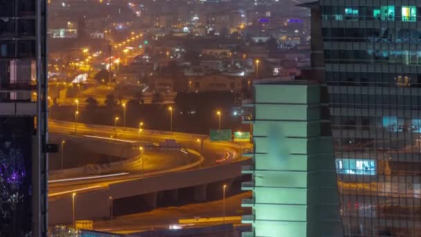 Vista aerea del traffico sul cavalcavia e molti appartamenti nella città di Dubai da sopra timelapse notte. — Video Stock