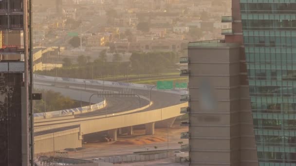 Vista aérea del tráfico en el paso elevado y muchas casas de apartamentos en la ciudad de Dubai desde arriba timelapse. — Vídeo de stock