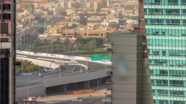 Letecký pohled na provoz na nadjezdu a mnoho bytových domů v Dubaji. — Stock video