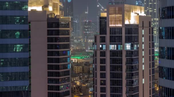 Mrakodrapy v Dubaji Business Bay a finanční okres letecké noci timelapse. — Stock video