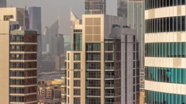 Dubai İş Körfezi 'ndeki gökdelenler ve finans bölgesi hava zaman çizelgesi.