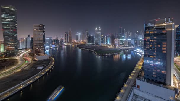 Panorama zobrazující městskou krajinu mrakodrapů v Dubajském zálivu s vodním kanálem letecké noci timelapse — Stock video