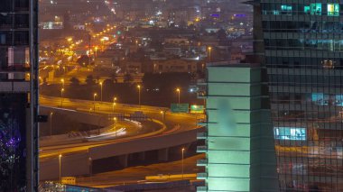 Üst geçitteki trafiğin havadan görüntüsü ve Dubai 'deki birçok apartman dairesi gece vardiyasından. İş sahası yakınlarındaki lüks villalar.