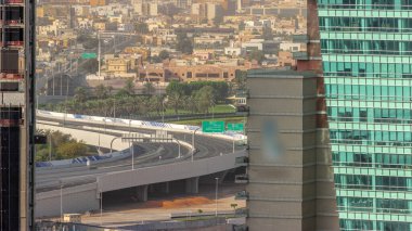 Üst geçitteki trafiğin havadan görüntüsü ve Dubai 'deki birçok apartman dairesi. İş sahası yakınlarındaki lüks villalar.