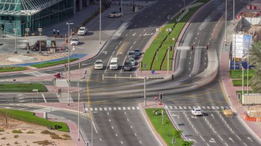 Dubai 'deki yol kesişiminde yoğun trafik var. Bölge hava trafiği, BAE. Sabahleyin birçok araba ve otobüs kavşakta hareket ediyor, BAE