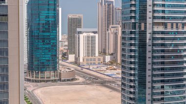 Dubai Business Bay 'in şehir manzarası gökdelenleri büyük kesişen hava zaman dilimli. Ofis kuleleri olan modern gökyüzü. Uluslararası bir iş merkezi.