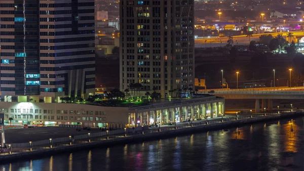迪拜商业湾摩天大楼的城市景观与水渠的空中夜间时间 现代天际线与照明塔和别墅的后面 国际商务中心 — 图库照片