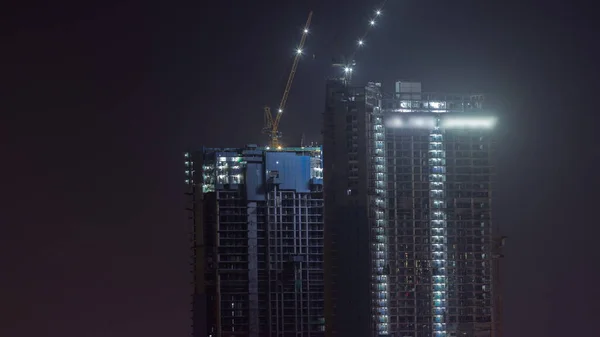 Guindastes Trabalhando Local Construção Novos Arranha Céus Noite Timelapse Desenvolvimento — Fotografia de Stock