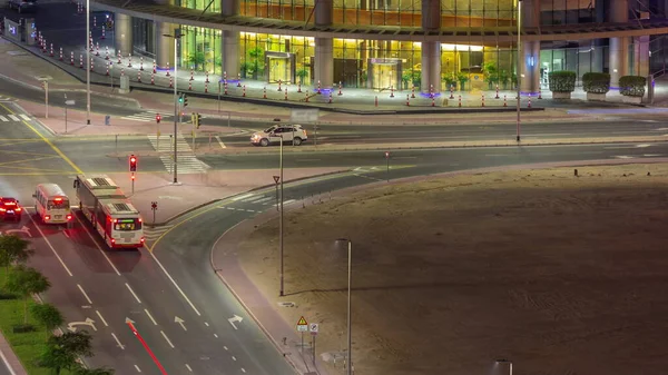 Dubajská Obchodní Zóna Vstupem Kancelářského Mrakodrapu Dopravou Křižovatce Letecké Noci — Stock fotografie