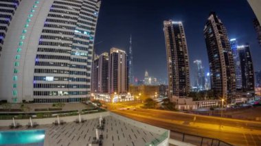 Dubai şehir merkezindeki hava manzarası ve tüm gece boyunca gökdelenler..