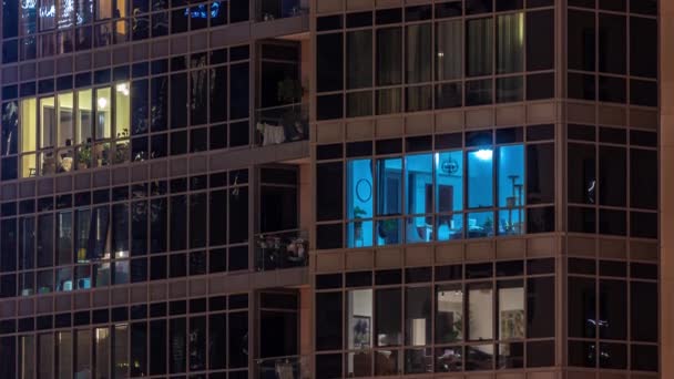 Plein de la fenêtre de la lumière dans les gratte-ciel la nuit dans la ville moderne timelapse — Video