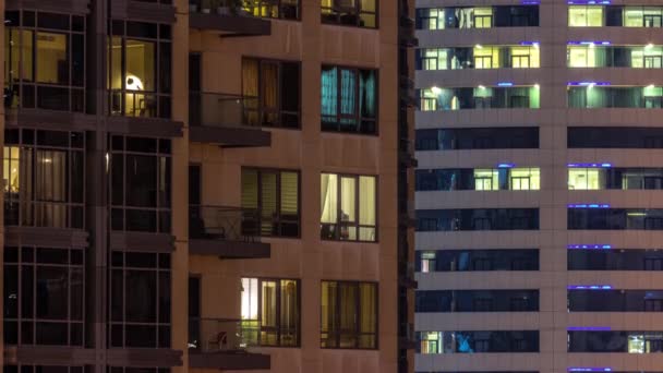 Plný světla okna v mrakodrapy v noci v moderním městě timelapse — Stock video