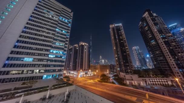 Повітряний панорамний вид на Дубай в центрі і дифк хмарочос вночі timelapse. — стокове відео