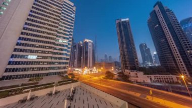 Hava panoramiği şehir merkezindeki Dubai 'ye bakıyor ve gece gündüz gökdelenlere bakıyor..