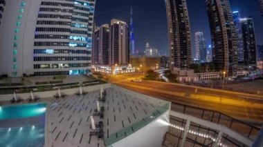 Dubai şehir merkezinin hava manzarası ve difc gökdelenleri gece zaman çizelgesi.