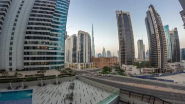 Dubai şehir merkezindeki hava manzarası ve gece gündüz gökdelenler..