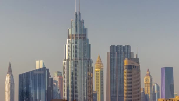Rij van de hoge gebouwen rond Sheikh Zayed Road en DIFC district luchtfoto timelapse in Dubai — Stockvideo