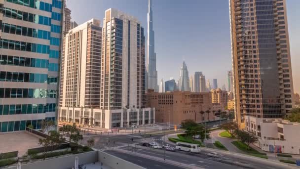 Şehir merkezindeki Dubai 'ye havadan panoramik manzara ve difc gökdelenler zaman ayarlı. — Stok video