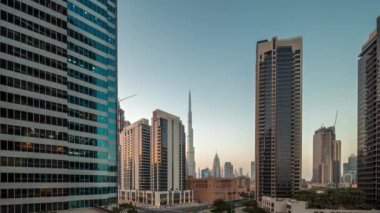 Şehir merkezindeki Dubai 'ye havadan panoramik manzara ve gece gündüz gökdelenler..