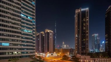 Şehir merkezindeki Dubai 'ye havadan panoramik manzara ve tüm gece boyunca gökdelenler..