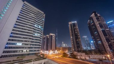 Şehir merkezindeki Dubai 'ye havadan panoramik manzara ve tüm gece boyunca gökdelenler..