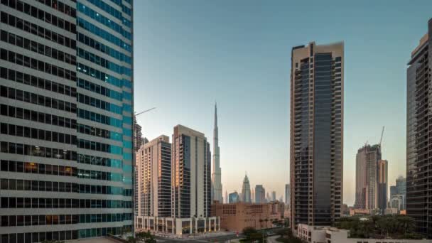Повітряний панорамний вид на Дубай в центрі і дифк хмарочоси день у ніч темпес. — стокове відео