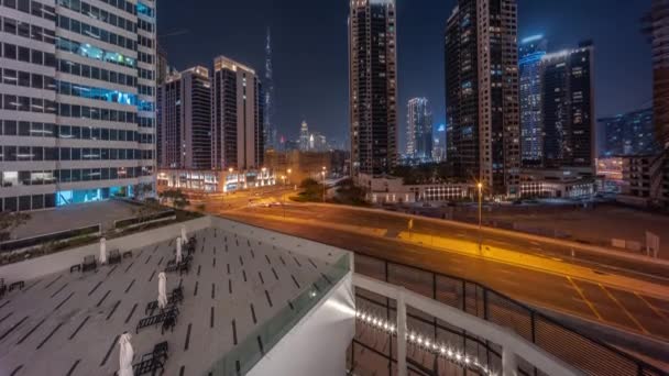 Vista panorámica aérea al centro de Dubái y dic rascacielos noche timelapse. — Vídeos de Stock