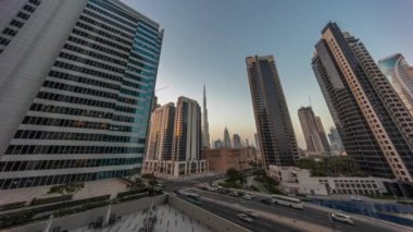 Şehir merkezindeki Dubai 'ye havadan panoramik manzara ve gece gündüz gökdelenler..