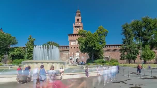 Main entrance to the Sforza Castle - Castello Sforzesco and fountain in front of it timelapse hyperlapse, Milan, Italy — Stock Video