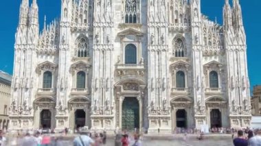 Duomo Katedrali timelapse hyperlapse. İnsanlar meydanında yürürken, insanlar ile Önden Görünüm