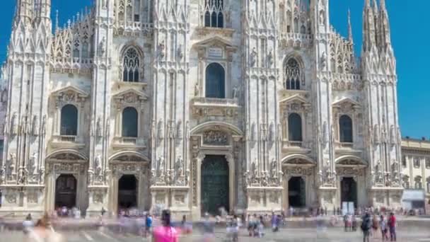 O hiperlapso temporal da catedral de Duomo. Vista frontal com pessoas caminhando na praça — Vídeo de Stock