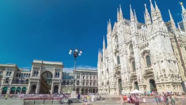 Catedral Duomo di Milano y Vittorio Emanuele galería timelapse hiperlapso en Plaza Piazza Duomo, Milán, Italia. — Vídeo de stock