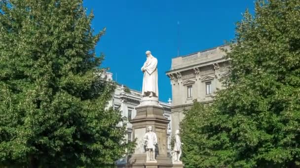 Monument aan Leonardo da Vinci in Piazza della Scala betekenis vierkante timelapse hyperlapse van Teatro alla Scala in Milaan, Italië — Stockvideo