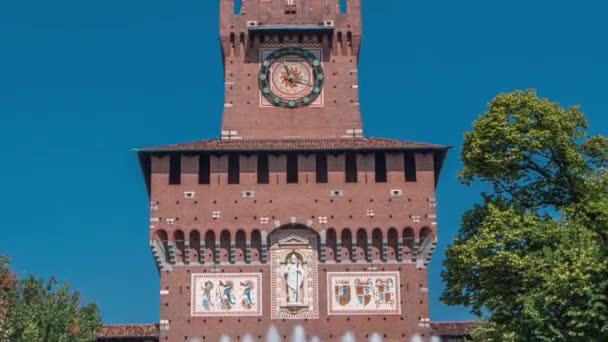 Torony-val óra a Sforza kastély - Castello Sforzesco timelapse, Milánó, Olaszország — Stock videók