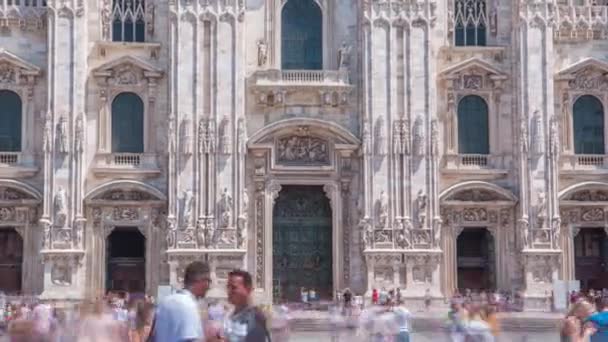 Entrada para a catedral Duomo timelapse. Vista frontal com pessoas caminhando na praça — Vídeo de Stock