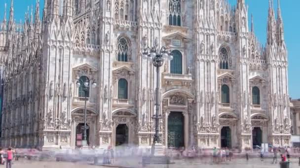 A catedral de Duomo. Vista frontal com pessoas caminhando na praça — Vídeo de Stock