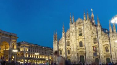 Milano Katedrali'ne gün gece timelapse Duomo di Milano Gotik katedral kilise, Milan, İtalya olduğunu..