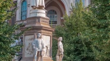 Leonardo da Vinci Piazza della Scala, Milano, İtalya La Scala kare timelapse anlamı içinde anıt