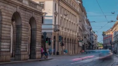 Ana konser salonu Teatro alla Scala, Milan, İtalya için bir opera binası timelapse yakınındaki Alessandro Manzoni Caddesi üzerinde trafik.