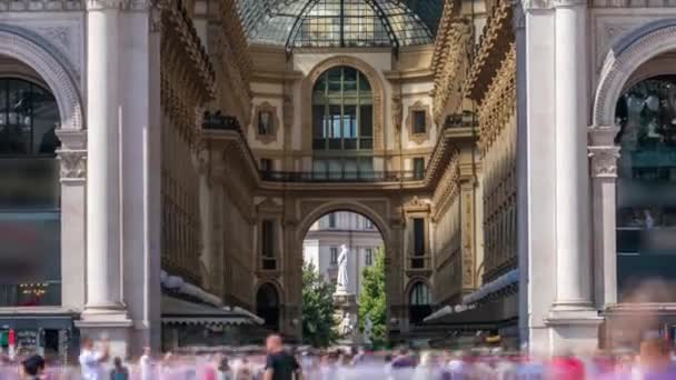 Ingang van de Galleria Vittorio Emanuele Ii timelapse op de Piazza del Duomo Cathedral Square . — Stockvideo