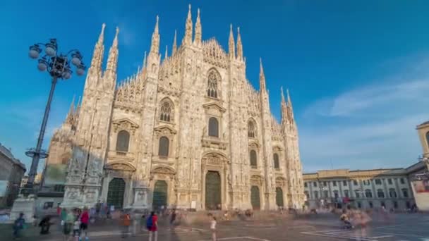 Hyperlapse timelapse katedrála Duomo při západu slunce. Čelní pohled lidí, kteří jdou na náměstí — Stock video