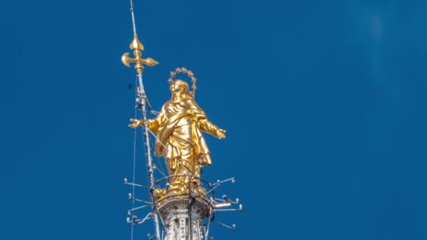 Madonnina Milanon katedraalin huipulla timelapse Milanossa, Italiassa . — kuvapankkivideo
