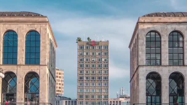 イタリア ・ ミラノのドゥオモ広場から高層ビルやムセオ ・ デル ・ ノヴェチェント タイムラプスのビュー — ストック動画