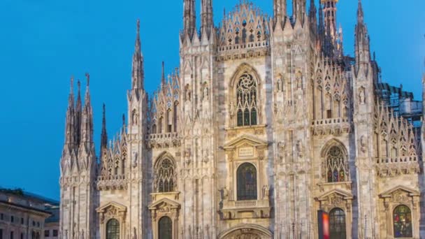 Katedral Milan dari hari ke malam timelapse Duomo di Milano adalah gereja katedral gothic di Milan, Italia . — Stok Video