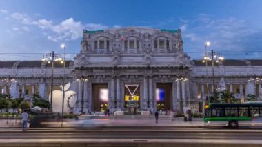 Milano Centrale günüm için Piazza Duca daosta gece timelapse İtalya Milano kenti ana tren istasyonu.