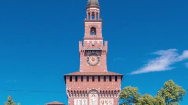 Sforza Kalesi - Castello Sforzesco'ya ve çeşmenin önündeki ana girişe timelapse, Milan, İtalya