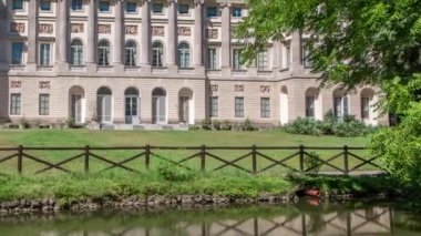 Milano, İtalya 'daki Galleria dArte Moderna zaman çizelgesi, Giardini Di Villa Reale Comunale' den görüntü.