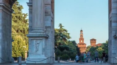 Gün batımında Simplon Meydanı timelapse kemer barış. Neoklasik triumph arch olduğunu