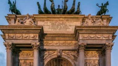 Gece timelapse Simplon Meydanı gün içinde kemer barış. Neoklasik triumph arch olduğunu