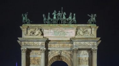 Simplon Meydanı timelapse hyperlapse gece kemer barış. Neoklasik triumph arch olduğunu